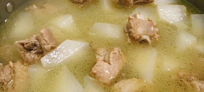 家常美食，教你如何清炖排骨萝卜汤（一道简单易学的营养美味汤品）