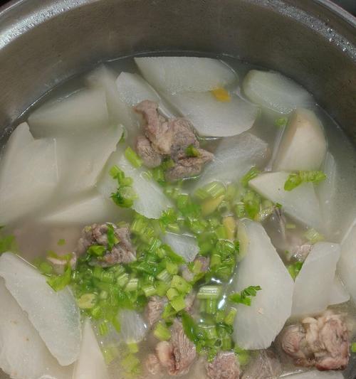 家常美食，教你如何清炖排骨萝卜汤（一道简单易学的营养美味汤品）