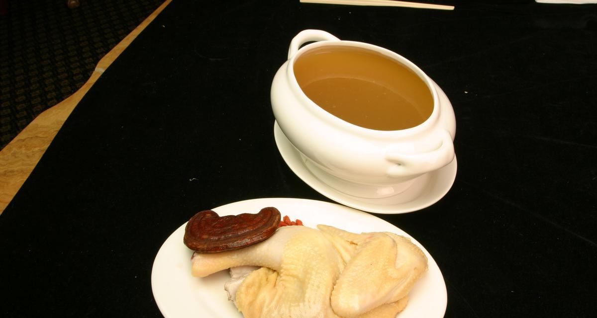 清炖蘑菇土鸡，美味佳肴（以传统方法烹饪）