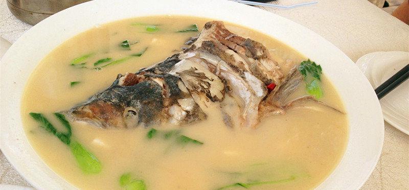 营养丰富的清炖豆腐鱼头汤（家常美食）