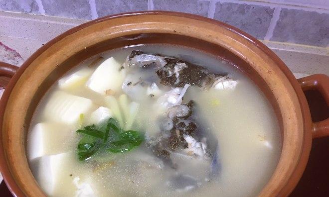 营养丰富的清炖豆腐鱼头汤（家常美食）