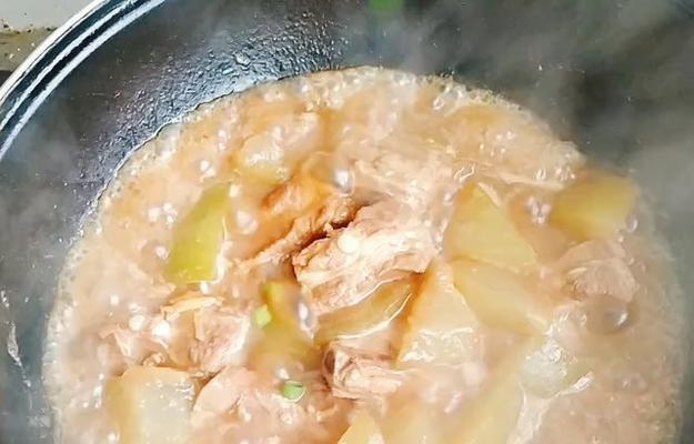 清炖冬瓜玉米排骨，美味又养生（营养均衡、清淡可口的家常菜）