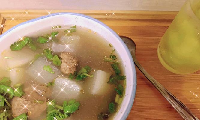 以新鲜萝卜、瘦肉为主材，清香开胃的营养汤（以新鲜萝卜、瘦肉为主材）