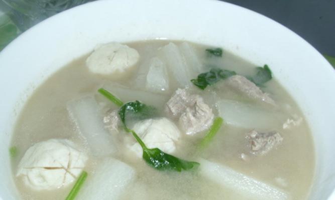 以新鲜萝卜、瘦肉为主材，清香开胃的营养汤（以新鲜萝卜、瘦肉为主材）