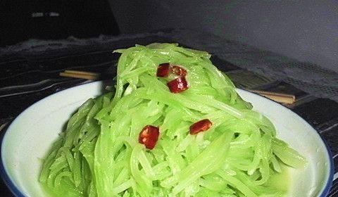 清炒莴笋丝，清爽可口的健康美食（用鲜嫩的莴笋）