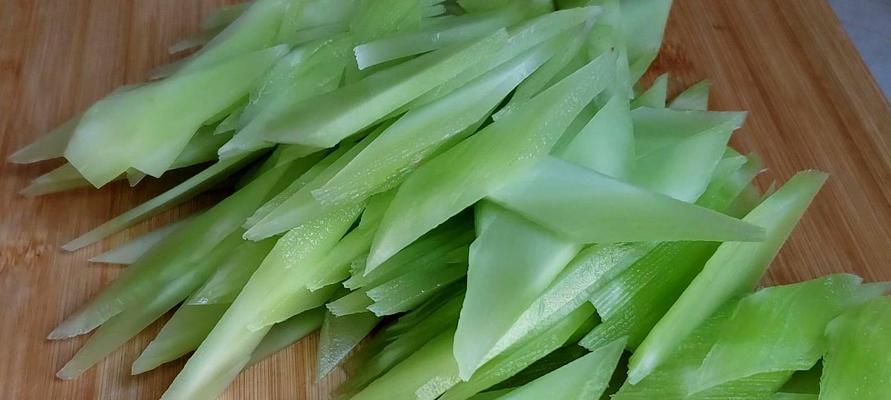 清炒莴笋尖，鲜嫩可口（以最简单的方式）