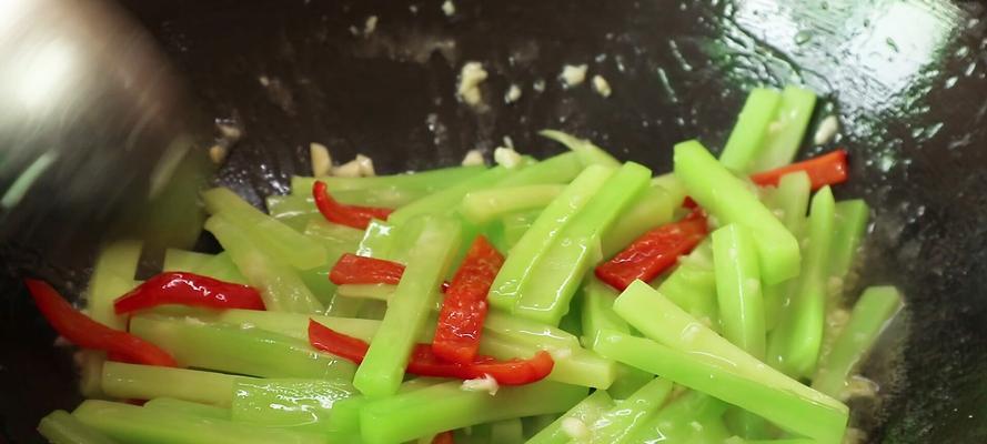 清炒莴苣片的做法（健康美味又简单）