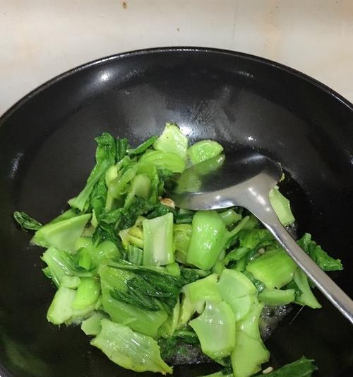 清炒爽口芥兰，健康美味从这里开始（用芥兰的营养价值打造清新健康的家常菜）