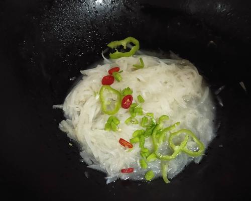 清炒三蔬——营养美味的家常菜（教你如何清炒出美味的三蔬菜）