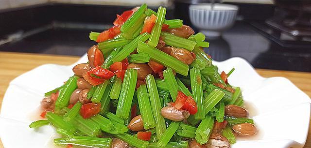 清炒芹菜的绝佳做法（健康美味轻松上手）