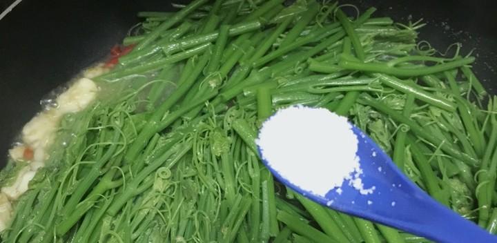 清炒龙须菜的家常做法（清爽健康的蔬菜美食让你爱上菜）