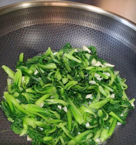 清炒鸡毛菜的做法（家常美味）