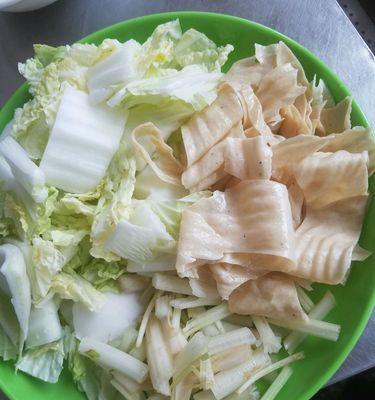 北极甜虾酸菜杂粮猫耳面怎么做？有哪些步骤和技巧？