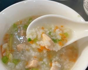 宝宝三文鱼粥怎么做？营养美味的宝宝三文鱼粥食谱分享！
