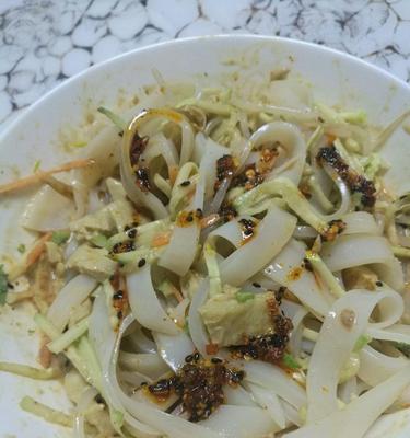 拌麻酱凉皮怎么做？详细步骤和技巧是什么？
