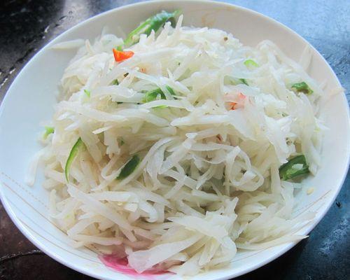 白萝卜焖鱼怎么做？步骤和技巧有哪些？
