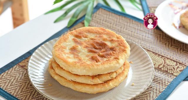 如何在家制作美味的芝麻酥饼？步骤和技巧是什么？