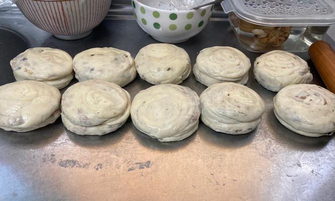 如何在家制作美味的芝麻锅盔？步骤和技巧是什么？
