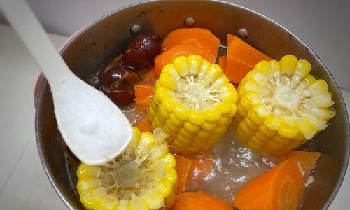 玉米胡萝卜鸡腿汤怎么做？有哪些健康益处？