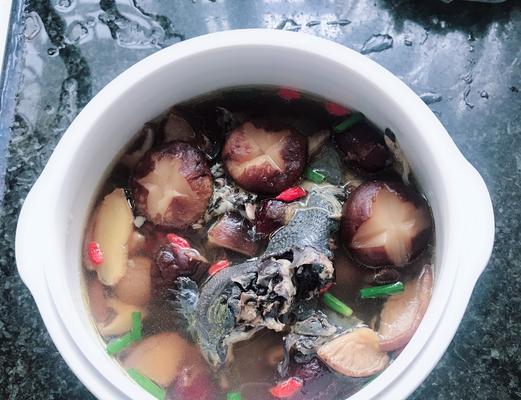 玉米红枣香菇枸杞汤怎么做？有哪些健康益处？