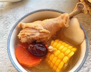 玉米红枣鸡汤怎么做？有哪些健康益处？