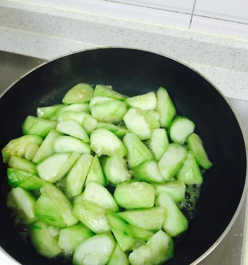 鱼腐炒丝瓜的做法是什么？如何炒出鲜嫩可口的丝瓜？
