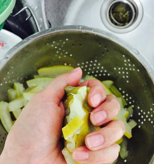 柚子皮的做法有哪些？如何利用柚子皮制作美食和家居用品？