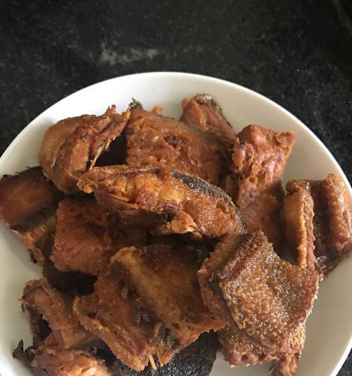 油炸鲤鱼的做法是什么？如何确保鲤鱼外酥里嫩？