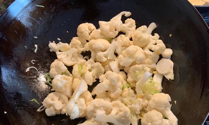 油炸豆腐炒花菜怎么做？步骤和技巧有哪些？