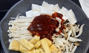 蟹味菇油豆腐炒肉丁怎么做？步骤和技巧有哪些？