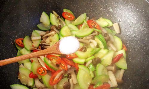 蟹味菇油豆腐炒肉丁怎么做？步骤和技巧有哪些？