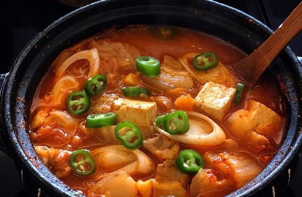 蟹味菇泡菜年糕汤怎么做？有哪些步骤和技巧？