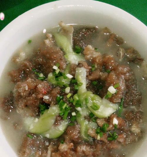 蟹味菇滑肉怎么做？详细步骤和技巧是什么？