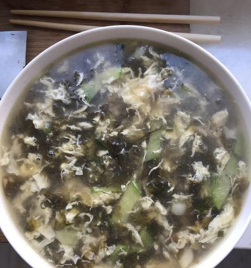 蟹味菇蛋花紫菜汤怎么做？有哪些步骤和技巧？