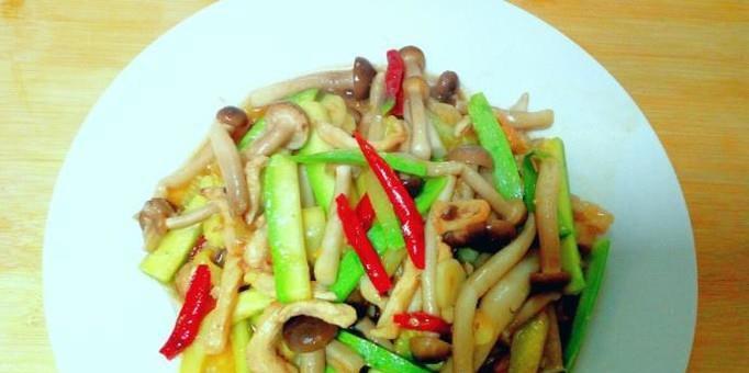 蟹味菇炒丝条怎么做？步骤和技巧有哪些？