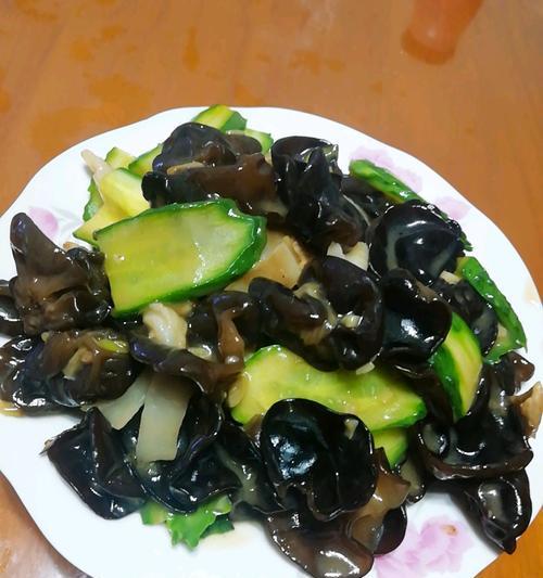 蟹味菇炒木耳怎么做？步骤和技巧有哪些？