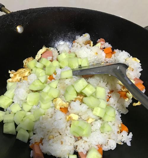 蟹肉棒火腿肠蛋炒饭怎么做？步骤和技巧是什么？