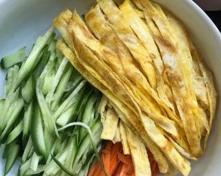 蟹柳黄瓜卷蛋饼怎么做？详细步骤和技巧是什么？