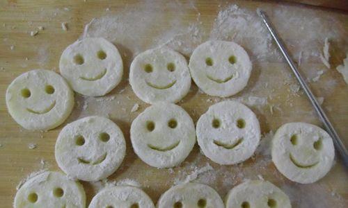 笑脸土豆饼怎么做？详细步骤和技巧是什么？