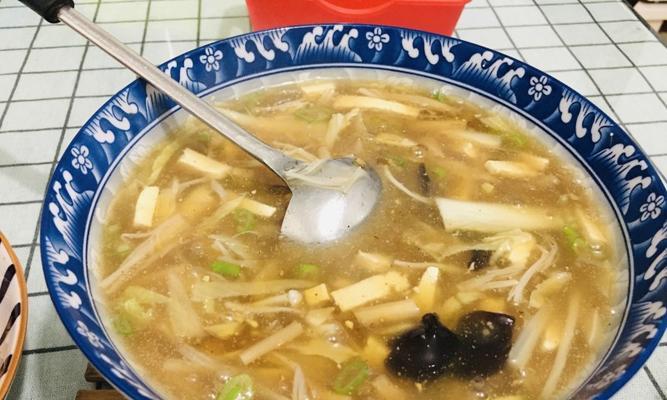 小鱼丸白菜汤怎么做？有哪些步骤和技巧？