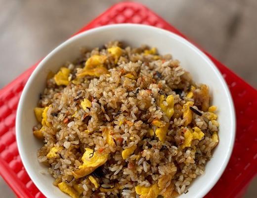 小鱼干炒饭怎么做？步骤和技巧有哪些？