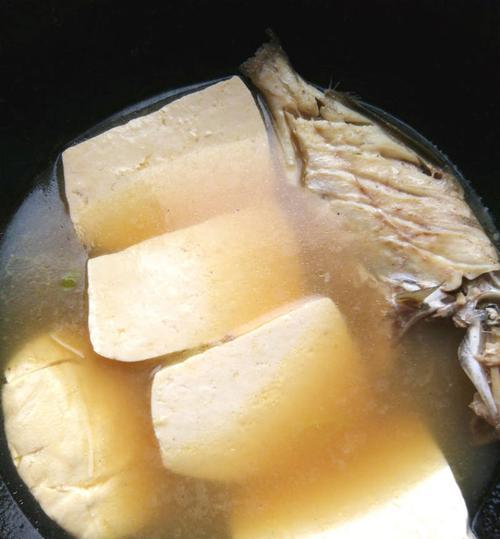 小鱼炖豆腐怎么做？步骤和技巧有哪些？
