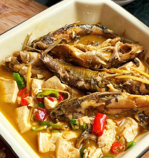 小鱼炖豆腐怎么做？步骤和技巧有哪些？