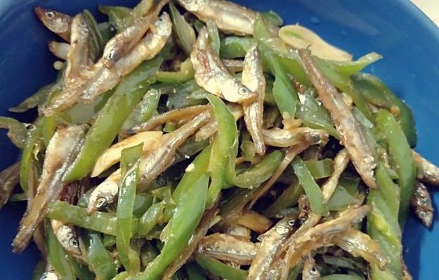 小鱼吃饭的做法是什么？如何做出美味的小鱼？