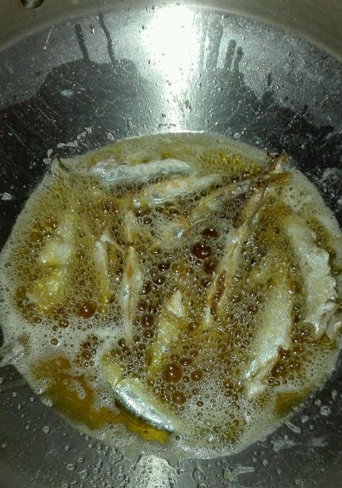 小鱼吃饭的做法是什么？如何做出美味的小鱼？