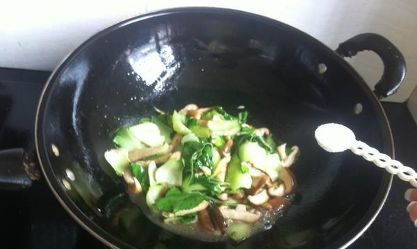 小油菜香菇蛋汤怎么做？有哪些步骤和技巧？