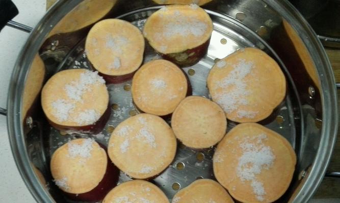 小熊电炖锅蒸红薯怎么做？步骤和技巧是什么？