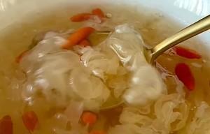 小熊电炖锅怎么做枸杞银耳汤？步骤和注意事项是什么？