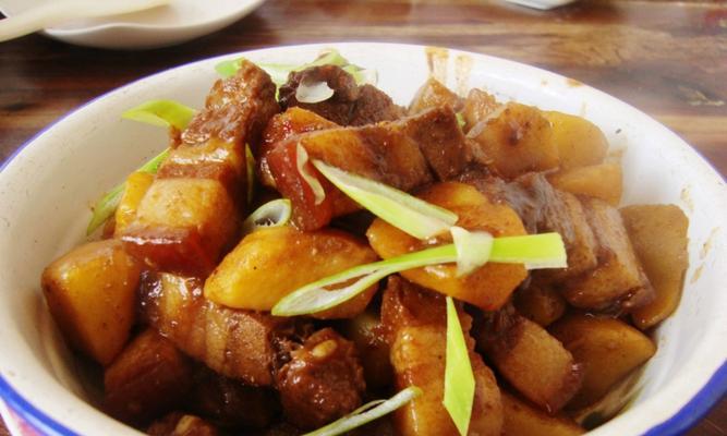 小土豆烧肉怎么做？步骤和技巧有哪些？