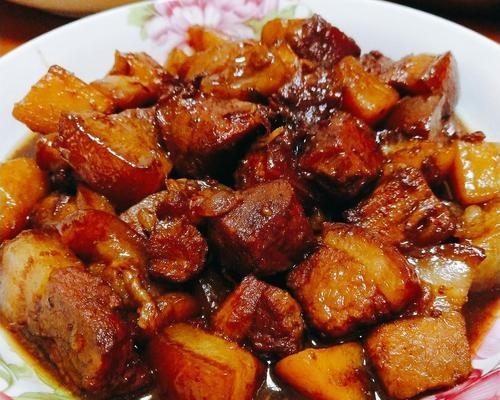 小土豆焖红烧肉怎么做？步骤和技巧是什么？